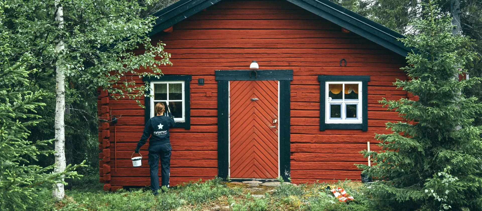 Maalari maalaa seinää telalla